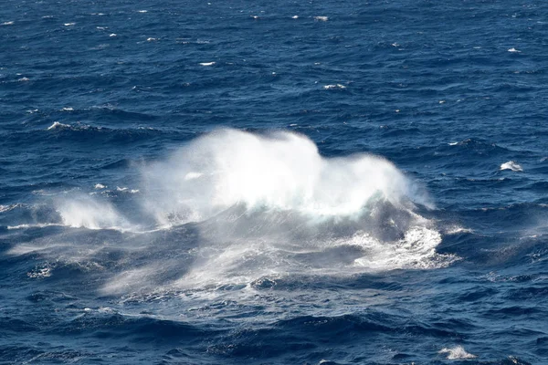 Onda oceânica azul em movimento — Fotografia de Stock