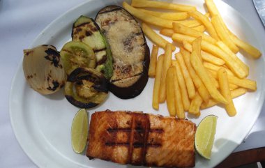 Somon fileto, patates cipsi ve sebze 