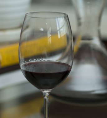 Bir bardak kırmızı şarap ve sürahi 