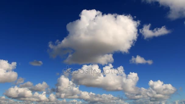 高い雲が大気中に浮かぶ蒸気凝縮水の目に見える質量 — ストック動画