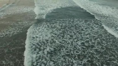 Denizde kırma dalgalar