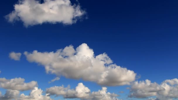 高い雲が大気中に浮かぶ蒸気凝縮水の目に見える質量 — ストック動画