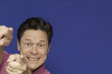 Engelleri aşmak için canlı tutumu olan adam