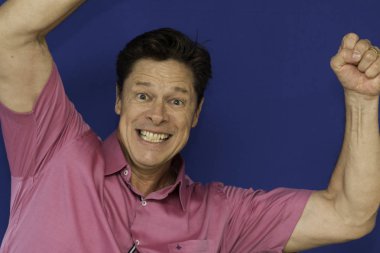 Engelleri aşmak için canlı tutumu olan adam