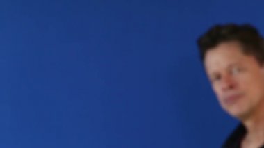 Adam girer ekran bulanık, üzgün ve aniden bir çözüm bulur ve Puan izleyiciye, Puan iki kez ekrana ve mutlu sena bırakır