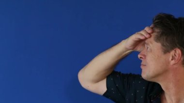 Adam ekranda gördüğünüz alır ne ile üzgün düşünüyorum ekran girer, yüzünde düşünüyorum düşünüyorum ve iki çözüm Puan önce uzun ve mutlu el ve parmak atıyor