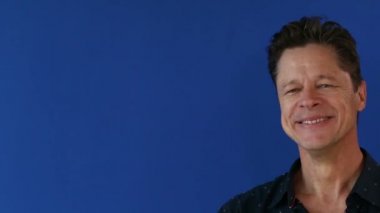 Adam ekran girer ve sol ile şüphe ne yapacağını düşünüyor, düşünüyor ve gülümsüyor ve sahne yaprakları