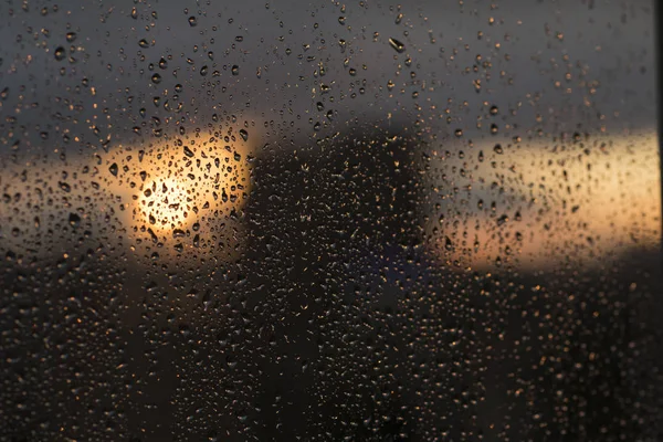 Regnet Droppar Fönster Med Suddig Bakgrund Staden — Stockfoto