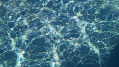 Mavi havuzu su dalgası tarafından oluşturulmuş çizimler