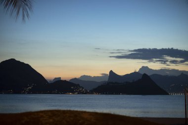 Gün batımı görünümü Niteroi ve Rio de Janeiro, Brezilya 