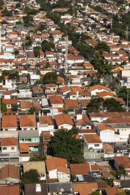 Bu yüzden Paulo, Brezilya Güney Amerika'da evlerin Fayanslarda kırmızı kil ile çatılar