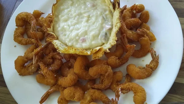 Delicioso Plato Con Camarones Empanados Sabrosa Salsa — Foto de Stock