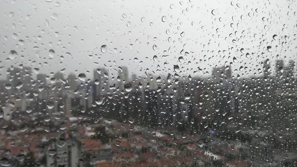 Lluvia Cae Sobre Ventana Con Fondo Borroso Ciudad —  Fotos de Stock