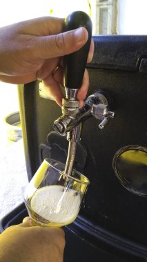 Makine bira cam bira ile dolu