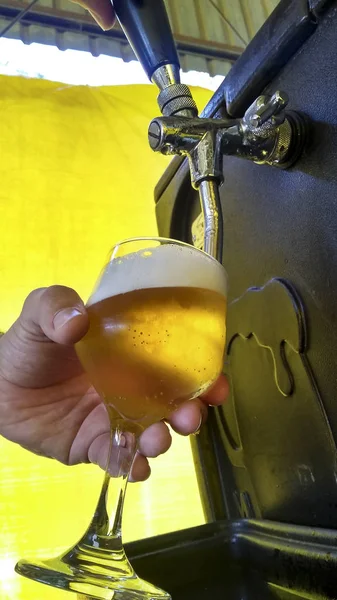 Machine Beer Being Filled Glass Beer — Stock Photo, Image