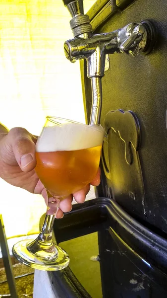 Máquina Cerveja Sendo Preenchido Com Cerveja Vidro — Fotografia de Stock