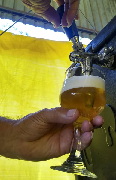 Machine Beer Being Filled Glass Beer — Stock Photo, Image