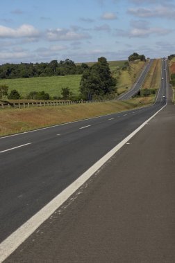 Karayolu üzerinde güzel bir güneşli gün, otoyol Castelo Branco, Sao Paulo Brezilya 