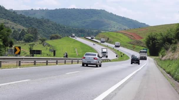 Coches Que Mueven Carretera Durante Día Gran Carretera Con Barrera — Vídeo de stock