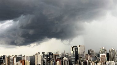 Yağmurdan önce. Kasabanın yukarısında yaz fırtınası. Sao Paulo şehri, Brezilya.