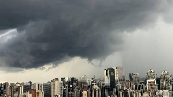 夏天的暴风雨在城镇上空盘旋 巴西圣保罗市 — 图库照片