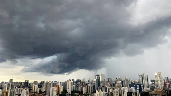 雨の前に 町の上に夏の嵐の空 ブラジルのサンパウロ市 — ストック写真