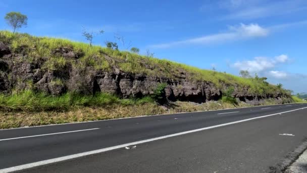 Cestuje Kamenné Silnici Zkoumání Přírody Slunečného Dne Cestovat Celé Brazílii — Stock video