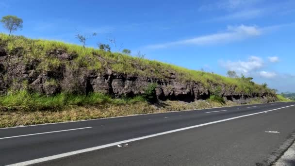 Viajar Estrada Parede Pedra Explorando Natureza Dia Ensolarado Viajar Por — Vídeo de Stock