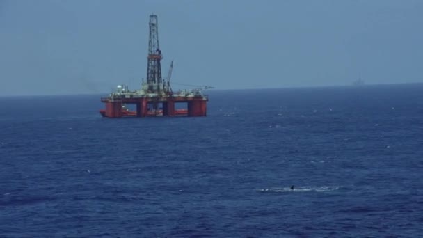Киты Морю Нефтяная Башня Заднем Плане — стоковое видео