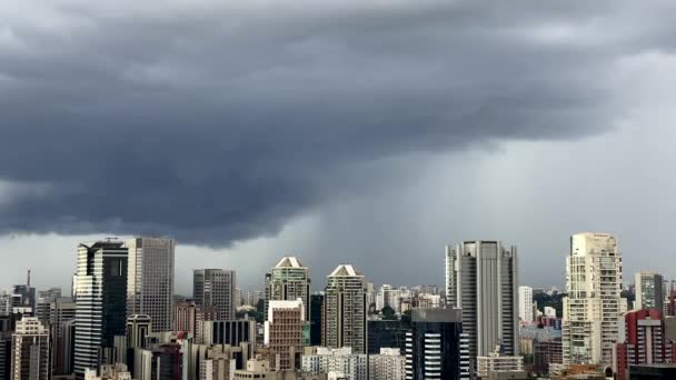 Nuvens Escuras Dramáticas Chuva Céu Chuvoso Muito Forte Cidade São — Vídeo de Stock