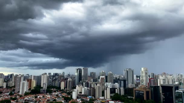 暗くてドラマチックな雨雲 サンパウロ市の非常に激しい雨の空 ブラジル南アメリカ — ストック動画