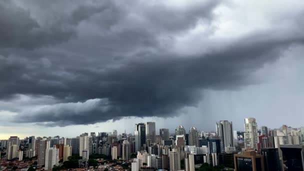 Nuvole Scure Drammatiche Pioggia Pioggia Molto Forte Cielo Nella Città — Video Stock