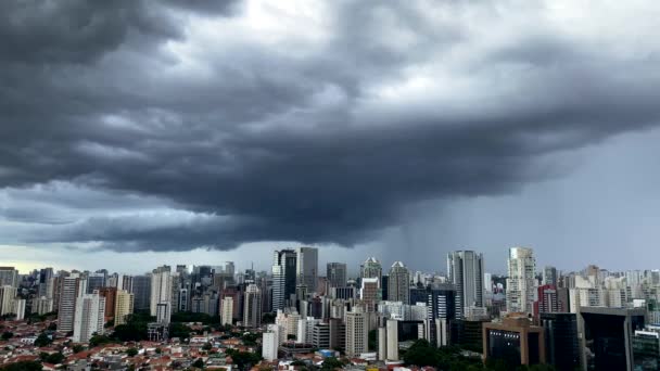 Nubes Oscuras Dramáticas Lluvia Cielo Lluvioso Muy Fuerte Ciudad Sao — Vídeo de stock