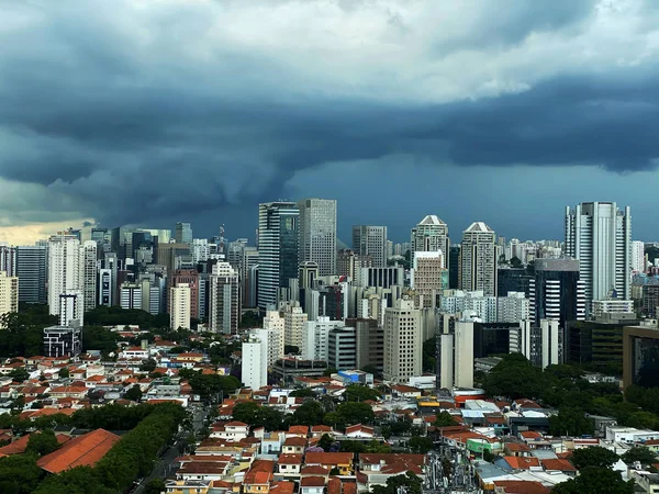 Brezilya 'nın Sao Paulo şehrinde yağmur yağar.. 
