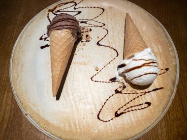 Çikolata ve kremalı iki dondurma.. 