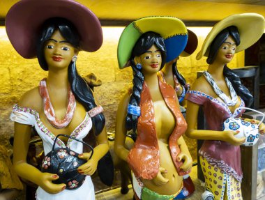 Kil bebekler. Renkli kil bebekler. Seçici bir şekilde bir bebeğe odaklanarak. 