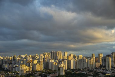 Büyük şehirde güzel bir gün batımı ışığı. Sao Paulo şehri, Brezilya. 