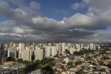 Büyük şehirde güzel bir gün batımı ışığı. Sao Paulo şehri, Brezilya. 