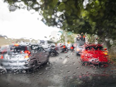 Trafik ve araba camında yağmur. Büyük şehirde trafik vardı.. 