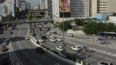 Büyük şehir ve yoğun trafik. Büyük caddeler ve şehirler. Sao Paulo şehri, Brezilya Güney Amerika. 