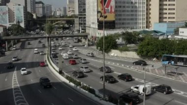Büyük şehir ve yoğun trafik. Büyük caddeler ve şehirler. Sao Paulo şehri, Brezilya Güney Amerika. 
