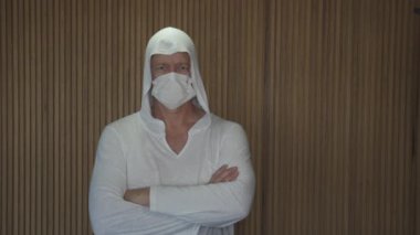 Covid-19 koronavirüsünün pandemik koruması. Tıbbi maske takmış olgun bir beyaz adamın portresi. Virüs koruması. Salgın. Coronavirus. Covid 19.