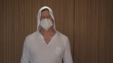 Covid-19 koronavirüsünün pandemik koruması. Tıbbi maske takmış olgun bir beyaz adamın portresi. Virüs koruması. Salgın. Coronavirus. Covid 19.