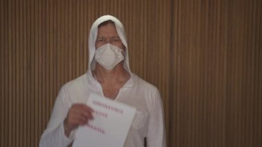 Covid-19 koronavirüsünün pandemik koruması. Tıbbi maske takmış olgun bir beyaz adamın portresi. Virüs koruması. Salgın. Coronavirus. Covid 19.