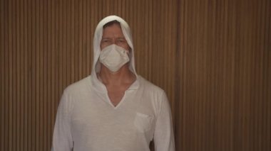 Covid-19 koronavirüsünün pandemik koruması. Tıbbi maske takmış olgun bir beyaz adamın portresi. Virüs koruması. Salgın. Coronavirus. Covid 19.