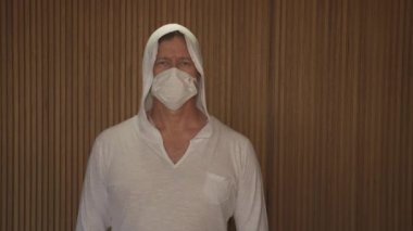 Covid-19 koronavirüsünün pandemik koruması. Tıbbi maske takmış olgun bir beyaz adamın portresi. Virüs koruması. Salgın. Coronavirus. Covid 19.