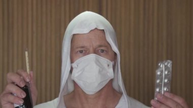 Covid-19 koronavirüsünün pandemik koruması. Tıbbi maske takmış olgun bir beyaz adamın portresi. Virüs koruması. Salgın. Coronavirus. Covid 19.