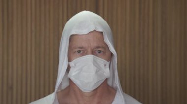 Covid-19 koronavirüsünün pandemik koruması. Tıbbi maske takmış olgun bir beyaz adamın portresi. Virüs koruması. Salgın. Coronavirus. Covid 19.