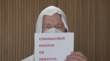 Covid-19 koronavirüsünün pandemik koruması. Tıbbi maske takmış olgun bir beyaz adamın portresi. Virüs koruması. Salgın. Coronavirus. Covid 19.