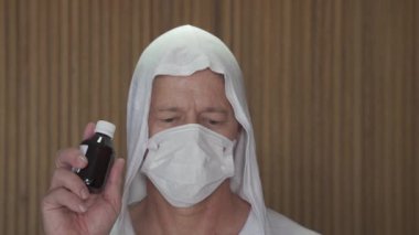 Covid-19 koronavirüsünün pandemik koruması. Tıbbi maske takmış olgun bir beyaz adamın portresi. Virüs koruması. Salgın. Coronavirus. Covid 19.